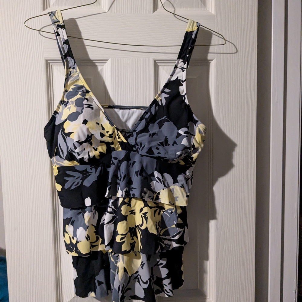 #113 Magicsuit Black and White Swimsuit Top (No Size Tag)